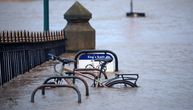 Olujno nevreme u Britaniji: Jaka kiša izaziva haos na saobraćajnicama, zbog poplava zatvorene škole