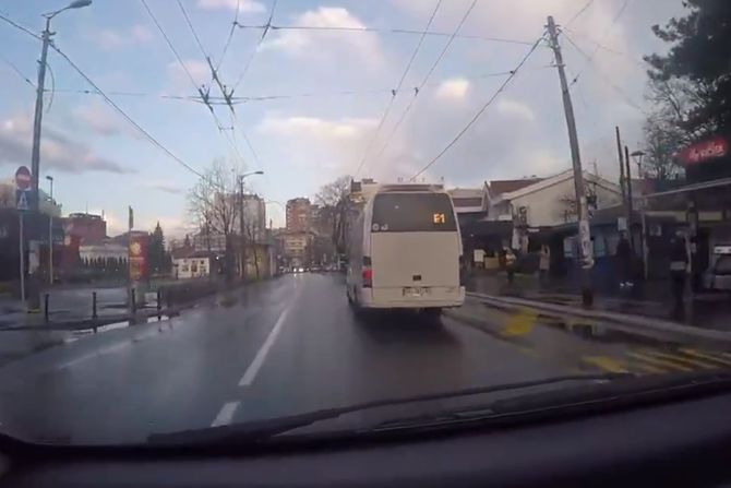 Minibus, bahati vozač, saobraćajni prekršaj