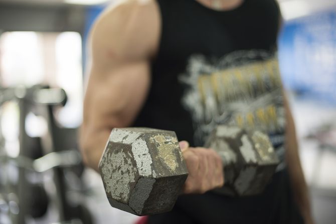 teg, bicepsi, vežbanje