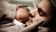 Saveti za novopečene tate: Naučite znakove svoje bebe i primenjujte kontakt kože na kožu