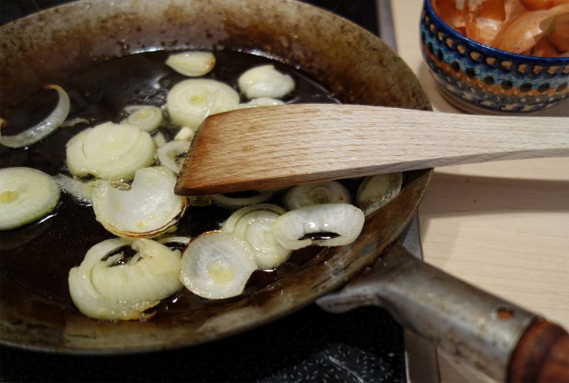 Kuća vam užasno miriše svaki put kad dinstate luk? Ovaj trik rešava problem za minut