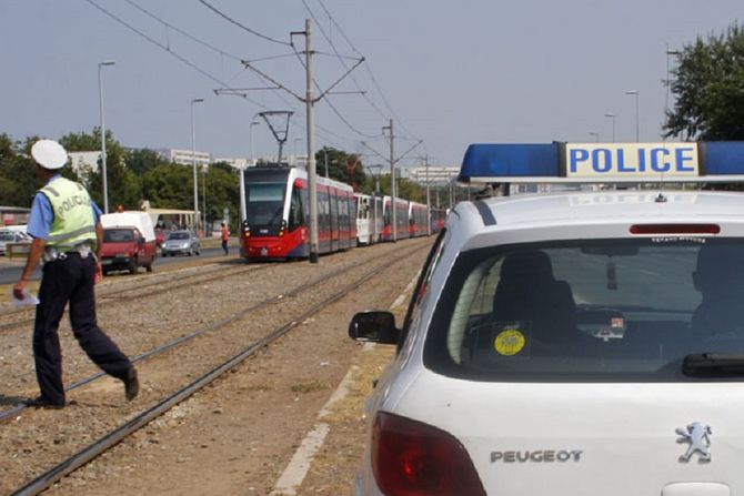 Udes tramvaj policajac