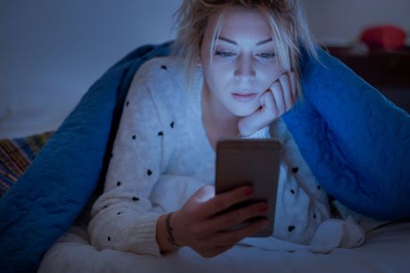 Devojka gleda mobilni, telefon, krevet, devojka Devojka gleda mobilni, telefon, krevet, devojka