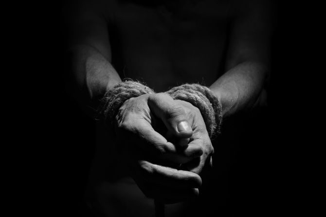 Tied hands, vezane ruke