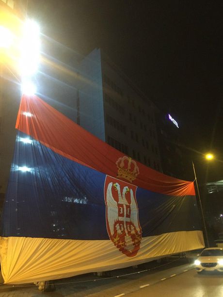 Zastava Srbije ispred restorana Novak Zastava Srbije ispred restorana Novak