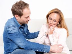 Starija žena, mlađi muškarac