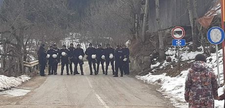 Kordon policije, granica CG - BiH