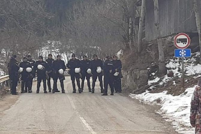 Kordon policije, granica CG - BiH