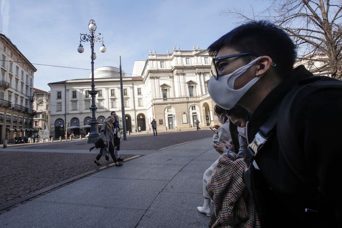 Italija se bori sa širenjem prve velike epidemije korona virusa usled porasti infekcija u Evropi. To je uzrokovalo otkazivanje popularnog venecijanskog karnevala, prekid fudbalskih igara u višoj ligi u pogođenom području i zatvaranja bioskopa, uključujući i legendarnu milansku La Scalu.