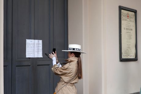 Italija se bori sa širenjem prve velike epidemije korona virusa usled porasti infekcija u Evropi. To je uzrokovalo otkazivanje popularnog venecijanskog karnevala, prekid fudbalskih igara u višoj ligi u pogođenom području i zatvaranja bioskopa, uključujući i legendarnu milansku La Scalu. Italija se bori sa širenjem prve velike epidemije korona virusa usled porasti infekcija u Evropi. To je uzrokovalo otkazivanje popularnog venecijanskog karnevala, prekid fudbalskih igara u višoj ligi u pogođenom području i zatvaranja bioskopa, uključujući i legendarnu milansku La Scalu.