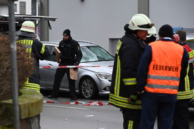 Nemačka Folkmarsen karneval policija uleteo kolima među ljude