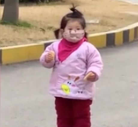 Devojčica jede keks Kina