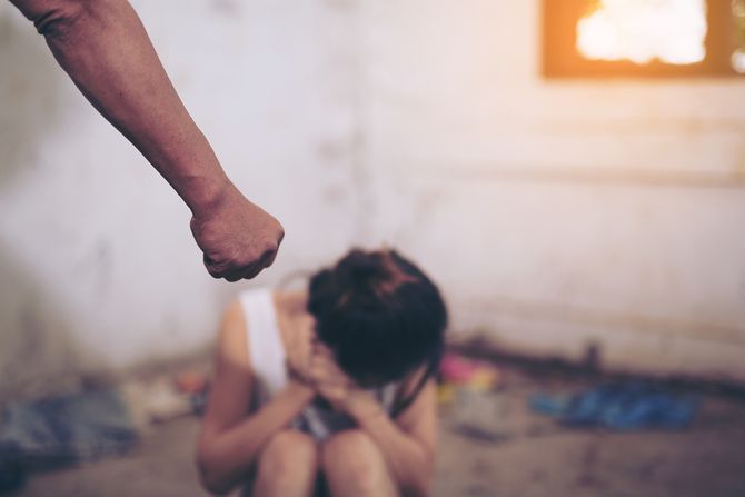 Nasilje nad ženama, ženom, muž bije ženu, tuče Nasilje nad ženama, ženom, muž bije ženu, tuče