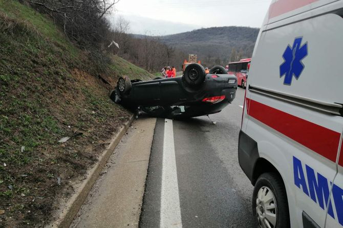 Bubanj potok, saobraćajna nesreća, auto na krovu