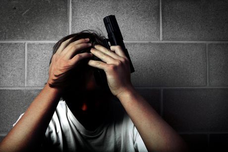 Dečak, tinejdžer, samoubistvo pištoljem