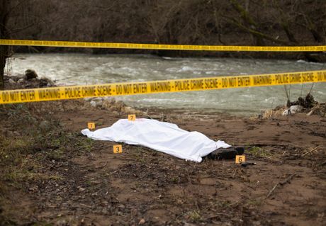 Mrtvo telo pored reke