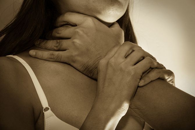 Nasilje nad ženom, ženama, davljenje Nasilje nad ženom, ženama, davljenje