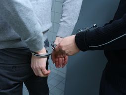 Policija, hapšenje, lisice