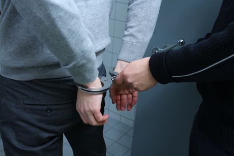 Policija, hapšenje, lisice Policija, hapšenje, lisice