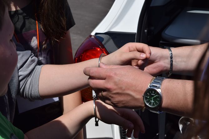 Policija, hapšenje, lisice