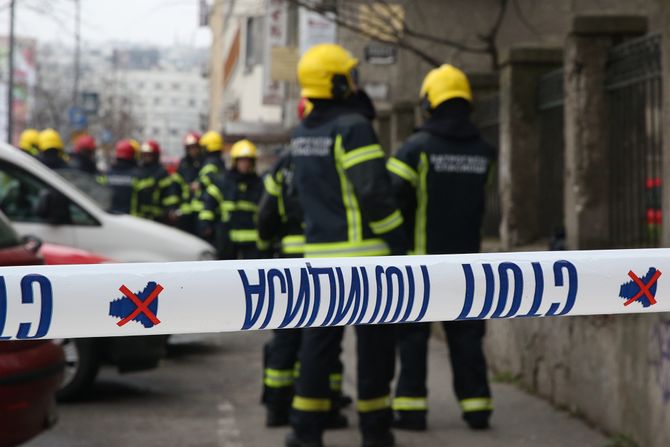 Policija, vatrogasci, policijska traka, požar Policija, vatrogasci, policijska traka, požar