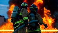 Gori kuća na Voždovcu: Plamen kulja na sve strane, vatrogasci na licu mesta