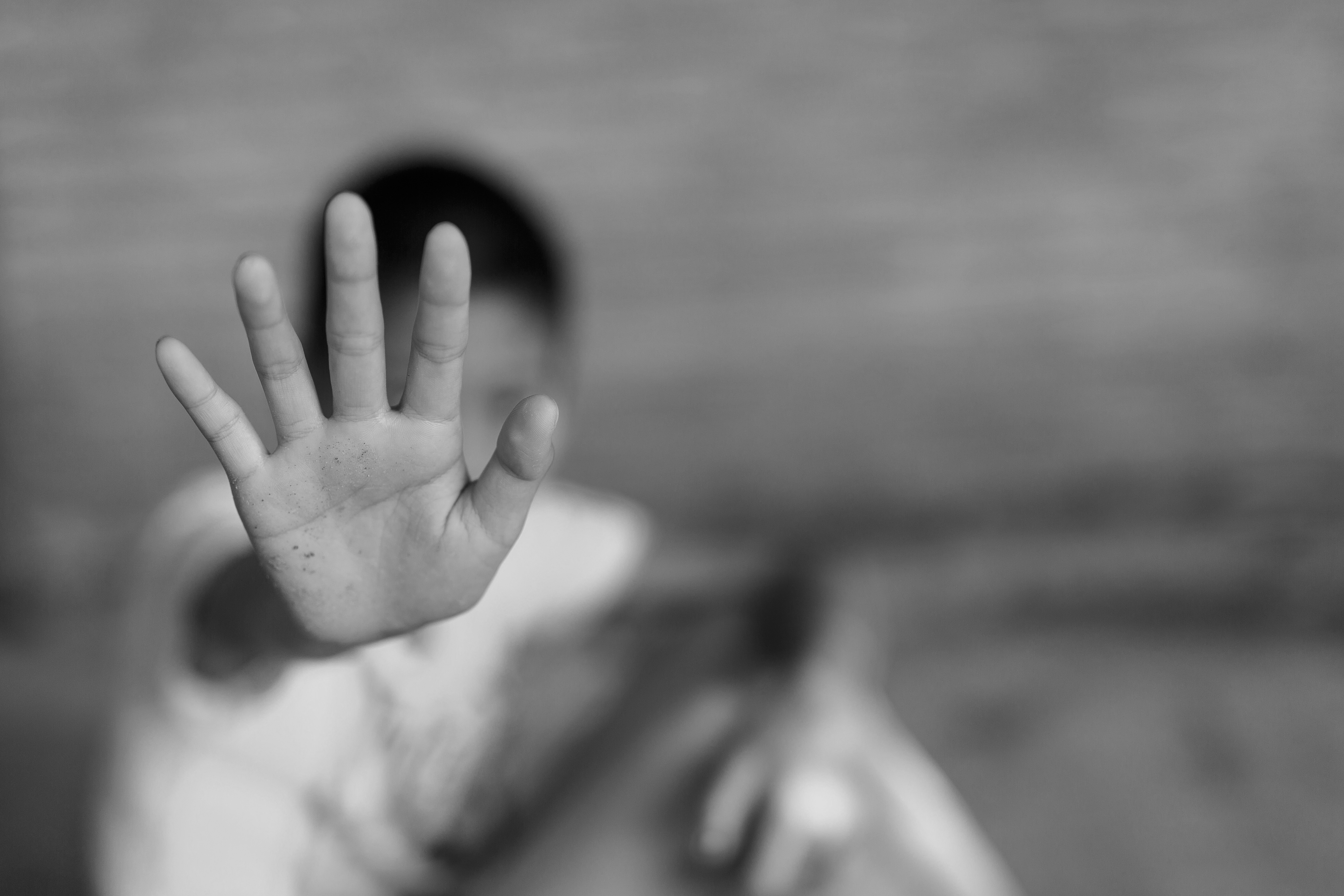 Žena snimljena kako krvnički tuče tuđe dete (9) jer se posvađao sa njenim sinom: Užas kod komšija