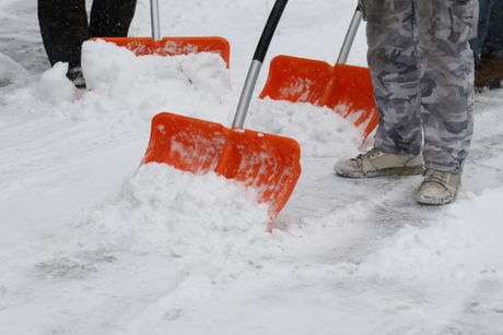 Sneg, čišćenje snega lopatom, lopata