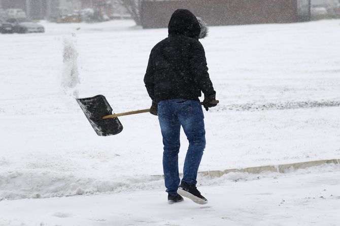 Sneg, čišćenje snega lopatom, lopata Sneg, čišćenje snega lopatom, lopata
