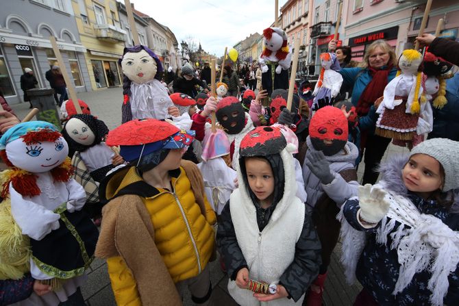 Novi Sad, 28. februar 2020. - Na platou ispred Muzeja Vojvodine održana je, sada već tradicionalna 25. Maškarada, povodom praznika Bele poklade.