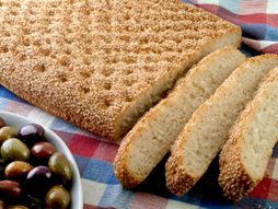 Grčki tradicionalni hleb sa maslinama, hrana, kuhinja, recepti, lagana, Greek traditional bread and olives on checkered table cloth.