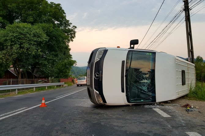 kamion, kombi, automobil, udes, nesreca, saobra'ajna nezgoda, prevrnuo se, prevrnut