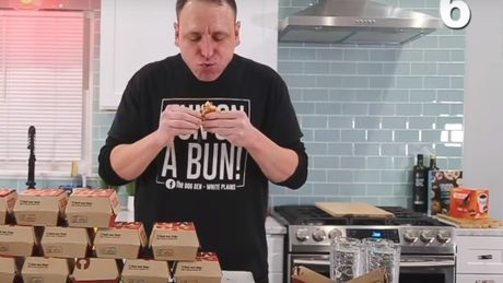 Svetski rekorder u jedenju hamburgera Džoi Čestnat
