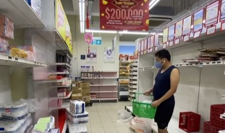 prazni rafovi u supermarketu, Singapur