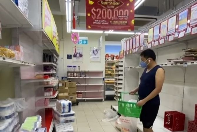 prazni rafovi u supermarketu, Singapur