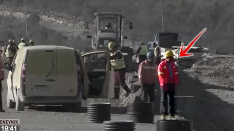 Radnik urinira na gradilištu Radnik urinira na gradilištu