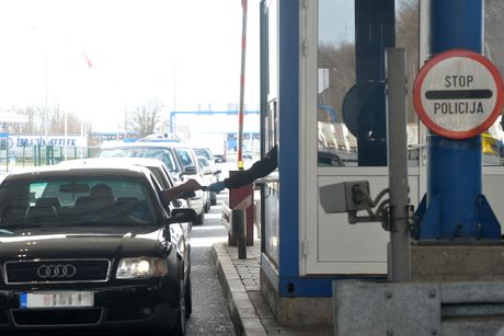 BATROVCI PUTNICI KORONAVIRUS korona virus carina granica granični prelaz BATROVCI PUTNICI KORONAVIRUS korona virus carina granica granični prelaz