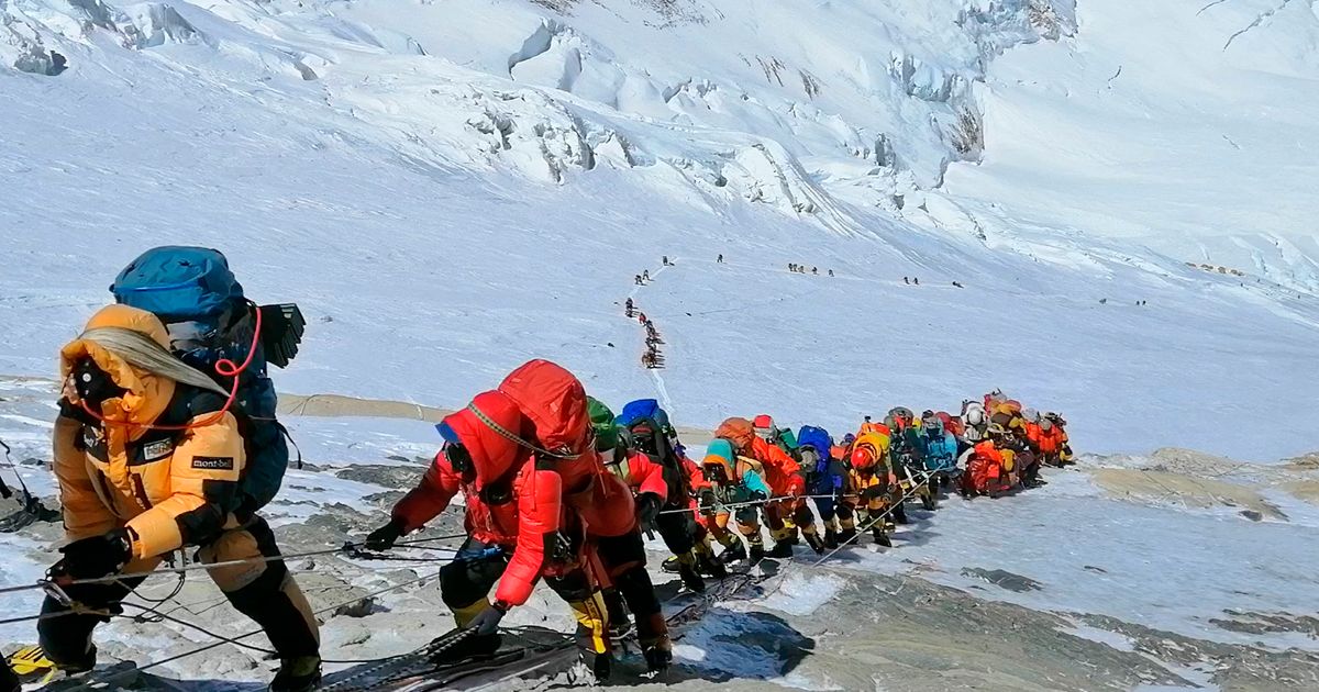 PODVIG ZA ISTORIJU Rekordan broj penjača osvojio Mont Everest u jednom danu: Samo dvojica su nastradala