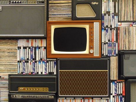 stari televizor, radio i video kasete