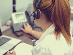 Kol centar, operateri, telefonistkinja, telefoniranje, call centar,