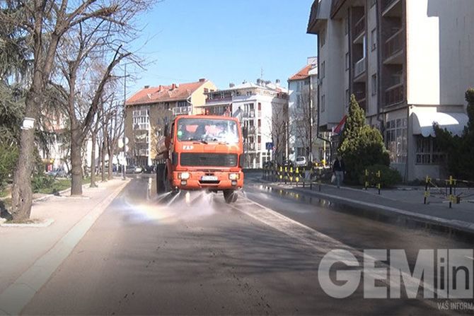 Lazarevac dezinfikovao ulicu i trotoare u cilju sprečavanja širenje Covid 19