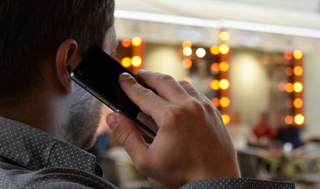 čovek razgovara mobilnim telefonom čovek razgovara mobilnim telefonom