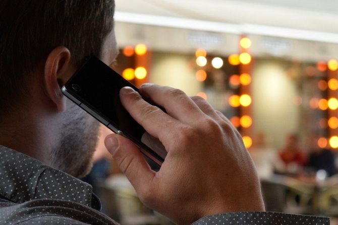 čovek razgovara mobilnim telefonom čovek razgovara mobilnim telefonom