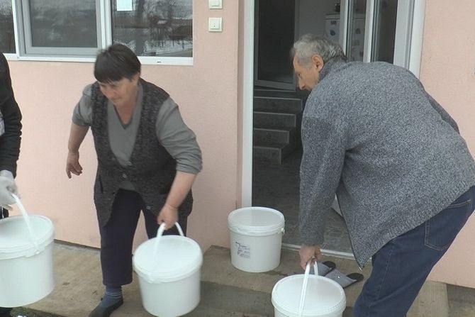 Svako daje koliko može: Srpski seljak poklonio 100 kilograma sira Crvenom krstu