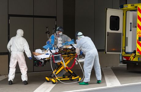 Doktori, pacijent, zaštitna odela, maske, koronavirus Doktori, pacijent, zaštitna odela, maske, koronavirus