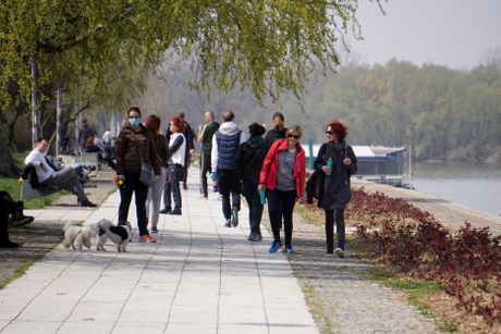 Ljudi, šetnja, koronavirus, maske, Dunavski kej na Dorćolu, Beograd