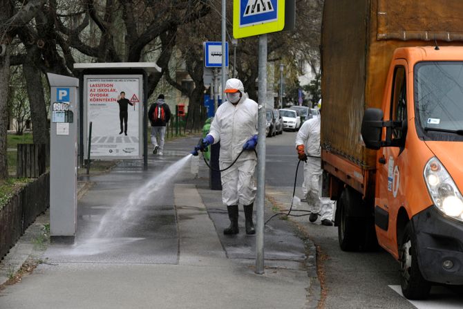 Dezinfekcija ulica, zaštitna odela, maske, koronavirus