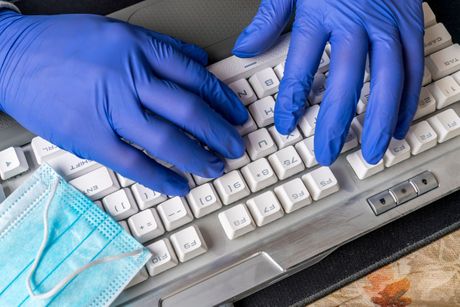 Tastatura, rukavice, koronavirus