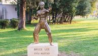Statua Brus Lija nestala iz Mostarskog parka: "Ovo je loš znak.."