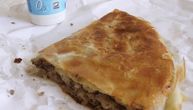 Ovoliko bi četvoročlana porodica potrošila mesečno ako bi za svaki obrok jela samo burek i jogurt: Cifra je...